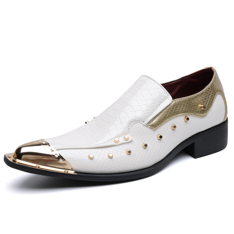 Commercial Print Model - Jesienne męskie buty ze wzorem skóry